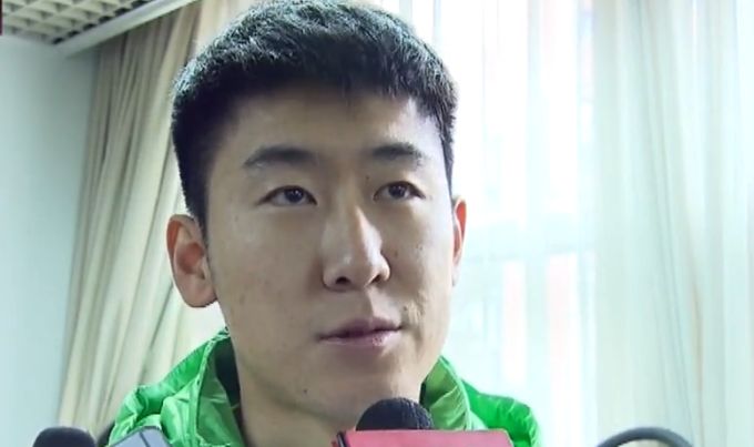 第32分钟，切尔西右侧角球机会，巴迪亚西勒头球攻门被波普没收了。